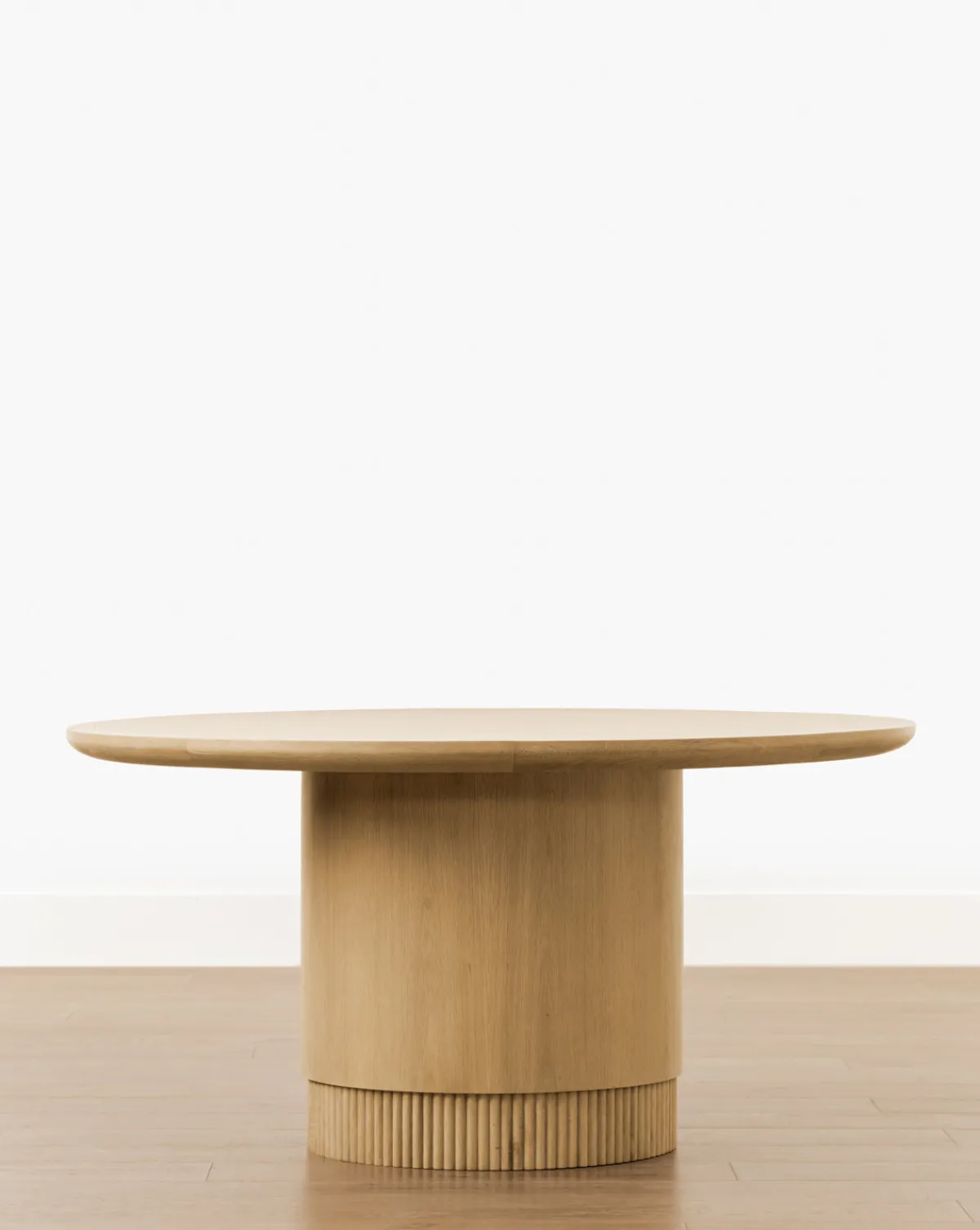 Gilroy Round Oak Dining Table|Makerspalm Outlet