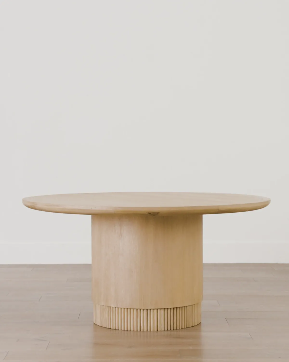 Gilroy Round Oak Dining Table|Makerspalm Outlet