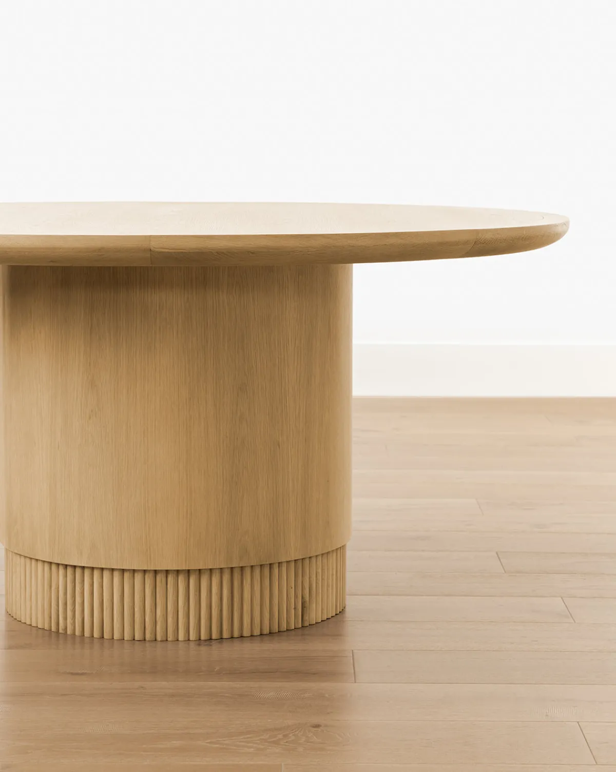 Gilroy Round Oak Dining Table|Makerspalm Outlet