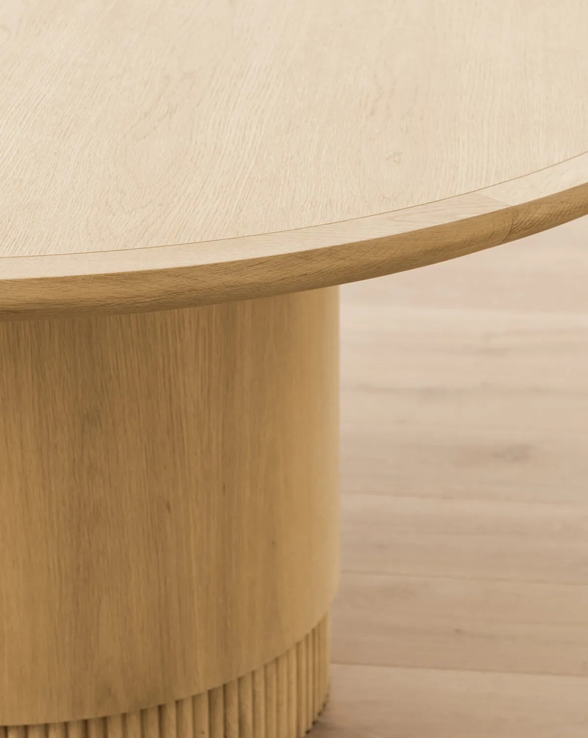 Gilroy Round Oak Dining Table|Makerspalm Outlet