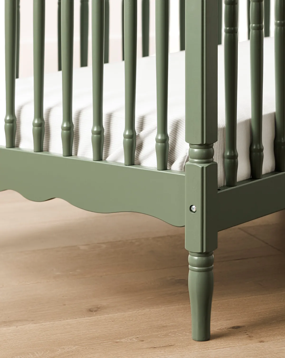 Liberty 3-in-1 Convertible Spindle Crib w/Toddler Bed Conversion Kit|Million Dollar Baby Hot